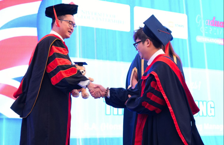 GLOUCESTERSHIRE VIETNAM TỔ CHỨC LỄ BỂ GIẢNG VÀ TRAO BẰNG TỐT NGHIỆP CHƯƠNG TRÌNH CỬ NHÂN ANH QUỐC NĂM 2025 75