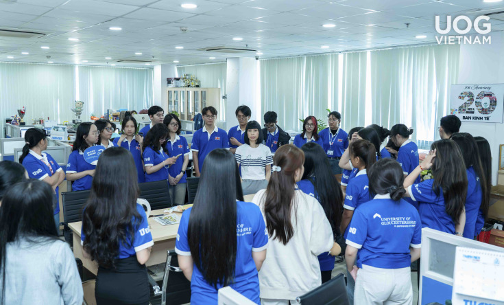 SINH VIÊN GLOUCESTERSHIRE VIETNAM THAM QUAN, KIẾN TẬP TẠI TÒA SOẠN BÁO THANH NIÊN 50