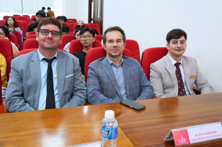 LỄ TRAO HỌC BỔNG CHƯƠNG TRÌNH CỬ NHÂN QUỐC TẾ & WORKSHOP “ỨNG DỤNG AI TRONG HỌC TẬP ĐẠI HỌC HIỆU QUẢ” 18