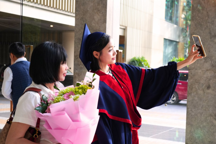 GLOUCESTERSHIRE VIETNAM TỔ CHỨC LỄ BỂ GIẢNG VÀ TRAO BẰNG TỐT NGHIỆP CHƯƠNG TRÌNH CỬ NHÂN ANH QUỐC NĂM 2025 19