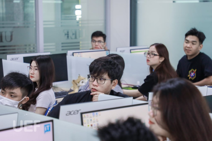 GIÁO SƯ ĐẾN TỪ ĐẠI HỌC GLOUCESTERSHIRE TẬP HUẤN MÔ PHỎNG THƯƠNG HIỆU CHO SINH VIÊN UEF 16