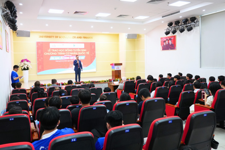 LỄ TRAO HỌC BỔNG CHƯƠNG TRÌNH CỬ NHÂN QUỐC TẾ & WORKSHOP “ỨNG DỤNG AI TRONG HỌC TẬP ĐẠI HỌC HIỆU QUẢ” 10