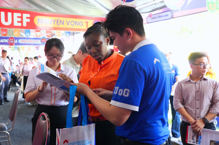 PHỤ HUYNH, THÍ SINH QUAN TÂM CHƯƠNG TRÌNH CỦA GLOUCESTERSHIRE VIETNAM TẠI NGÀY HỘI LỰA CHỌN - XÉT TUYỂN NGUYỆN VỌNG ĐẠI HỌC 2025 17