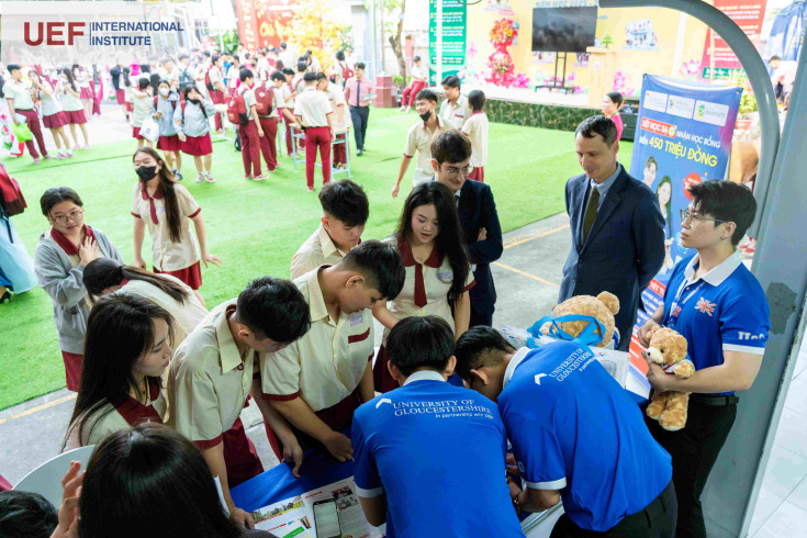 GLOUCESTERSHIRE VIETNAM TRAO HỌC BỔNG TẠI LỄ SƠ KẾT HKI THCS–THPT HOA SEN TP.HCM 18