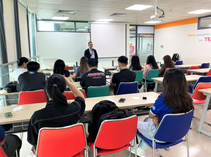 SINH VIÊN NGÀNH QUẢN TRỊ KINH DOANH VÀ MARKETING HỌC HỎI KINH NGHIỆM TRỰC TIẾP TỪ CHUYÊN GIA 7