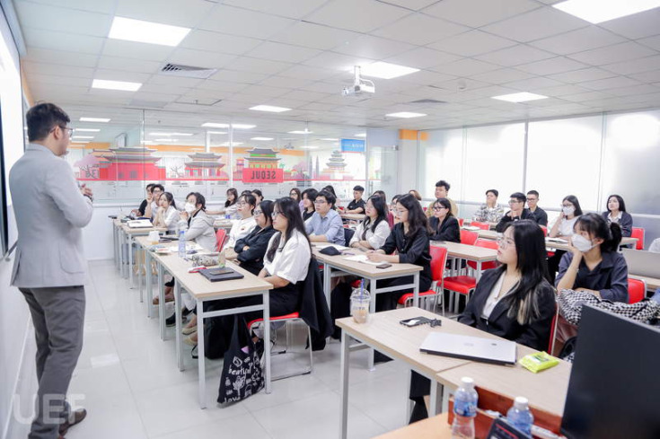 CÁC GIÁO SƯ ĐẠI HỌC GLOUCESTERSHIRE DỰ GIẢNG LỚP "PERSONAL BRANDING" CỦA NHÀ UEF VỚI NHIỀU ẤN TƯỢNG 16