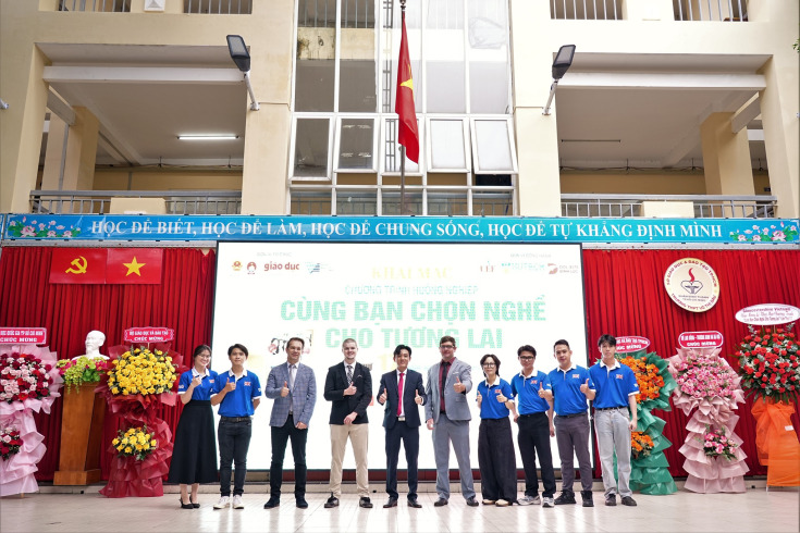 KHỞI ĐỘNG CHƯƠNG TRÌNH TƯ VẤN HƯƠNG NGHIỆP "CÙNG BẠN CHỌN NGHỀ CHO TƯƠNG LAI" LẦN THỨ 17 12