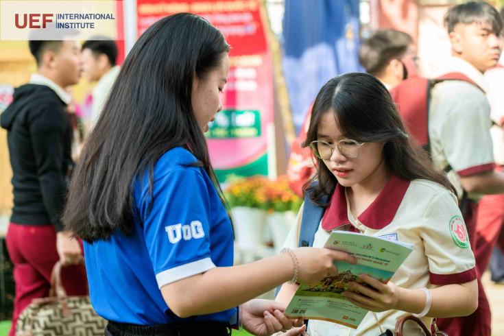 GLOUCESTERSHIRE VIETNAM TRAO HỌC BỔNG TẠI LỄ SƠ KẾT HKI THCS–THPT HOA SEN TP.HCM 27