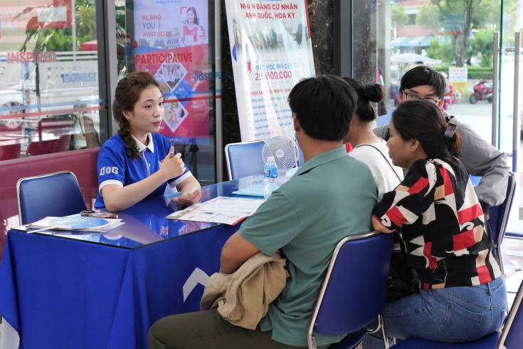 THÍ SINH  HÁO HỨC NHẬP HỌC - CHÍNH THỨC TRỞ THÀNH TÂN SINH VIÊN CỦA GLOUCESTERSHIRE VIETNAM 11