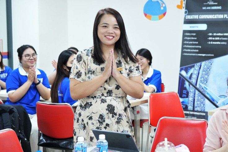 SINH VIÊN GLOUCESTERSHIRE VIETNAM TỰ TIN BÁO CÁO DỰ ÁN TRƯỚC TẬP ĐOÀN S&S GROUP 20