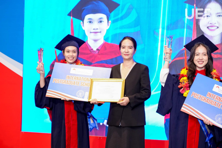 ĐẠI HỌC 190 NĂM TUỔI TRAO HỌC BỔNG HƠN 2 TỶ CHO TÂN CỬ NHÂN TỐT NGHIỆP CHƯƠNG TRÌNH ANH QUỐC 19