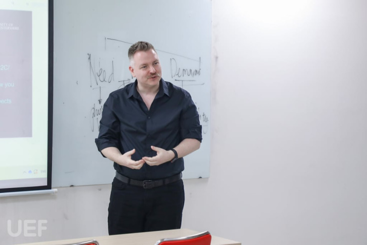 GIÁO SƯ ĐẠI HỌC GLOUCESTERSHIRE TIẾP TỤC ĐỒNG HÀNH VỚI UEFERS TRONG LỚP HỌC "LOYALTY COMMUNICATION" 20