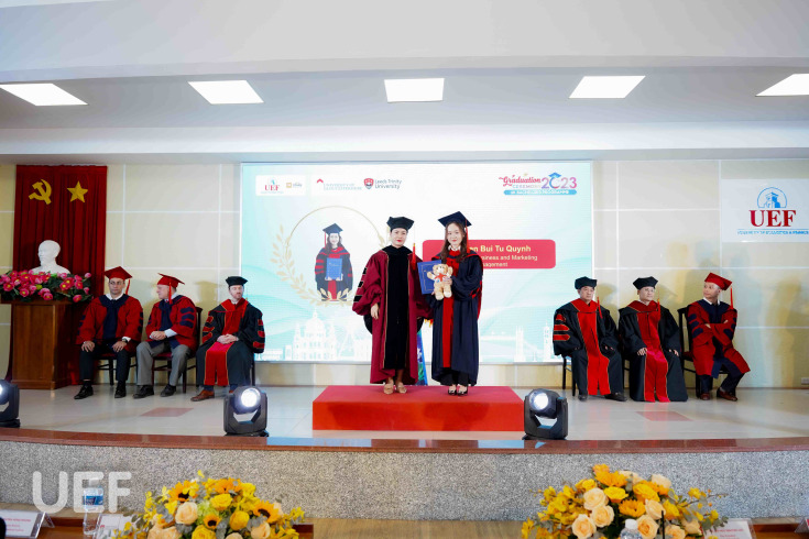 LỄ BẾ GIẢNG VÀ TRAO BẰNG TỐT NGHIỆP CỬ NHÂN QUỐC TẾ NIÊN KHÓA 2019 -2023 139