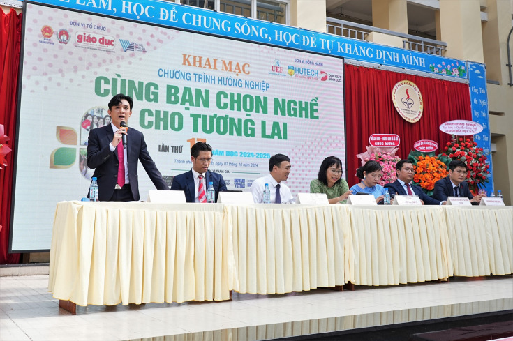 KHỞI ĐỘNG CHƯƠNG TRÌNH TƯ VẤN HƯƠNG NGHIỆP "CÙNG BẠN CHỌN NGHỀ CHO TƯƠNG LAI" LẦN THỨ 17 46