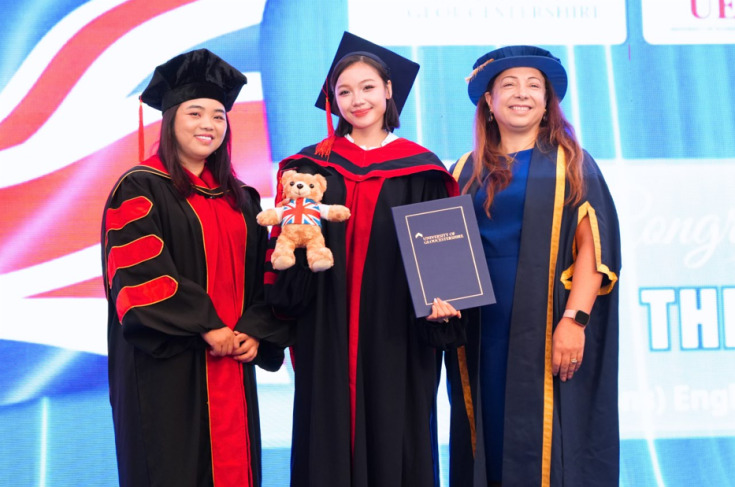 GLOUCESTERSHIRE VIETNAM TỔ CHỨC LỄ BỂ GIẢNG VÀ TRAO BẰNG TỐT NGHIỆP CHƯƠNG TRÌNH CỬ NHÂN ANH QUỐC NĂM 2025 78