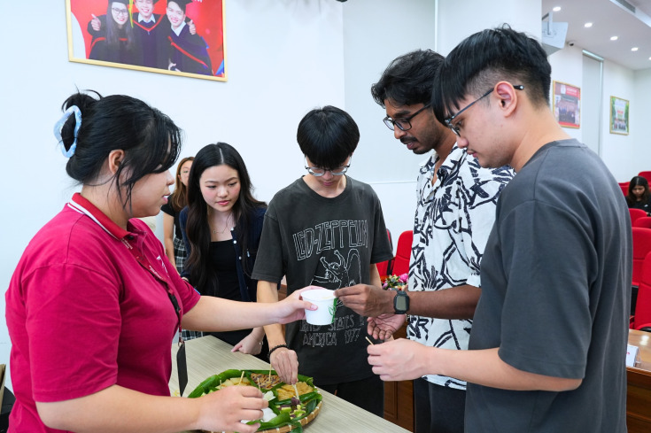 GLOUCESTERSHIRE VIETNAM ĐÓN ĐOÀN SINH VIÊN TRƯỜNG ĐẠI HỌC CÔNG NGHỆ SINGAPORE TRONG CHƯƠNG TRÌNH GIAO LƯU QUỐC TẾ 50