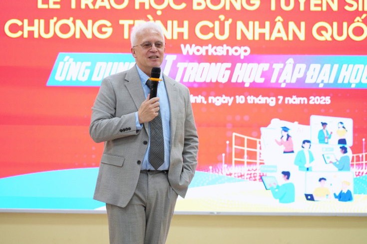 LỄ TRAO HỌC BỔNG CHƯƠNG TRÌNH CỬ NHÂN QUỐC TẾ & WORKSHOP “ỨNG DỤNG AI TRONG HỌC TẬP ĐẠI HỌC HIỆU QUẢ” 47