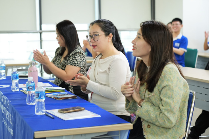 SINH VIÊN NGÀNH TIẾNG ANH VÀ NGÔN NGỮ HỌC NGHIỆM THU CÁC DỰ ÁN CỘNG ĐỒNG ĐẦY Ý NGHĨA 12