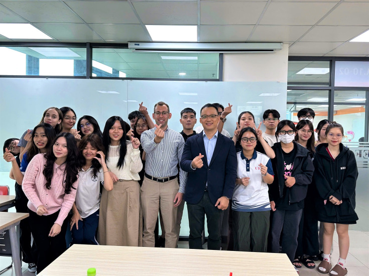 SINH VIÊN NGÀNH QUẢN TRỊ KINH DOANH VÀ MARKETING HỌC HỎI KINH NGHIỆM TRỰC TIẾP TỪ CHUYÊN GIA 4