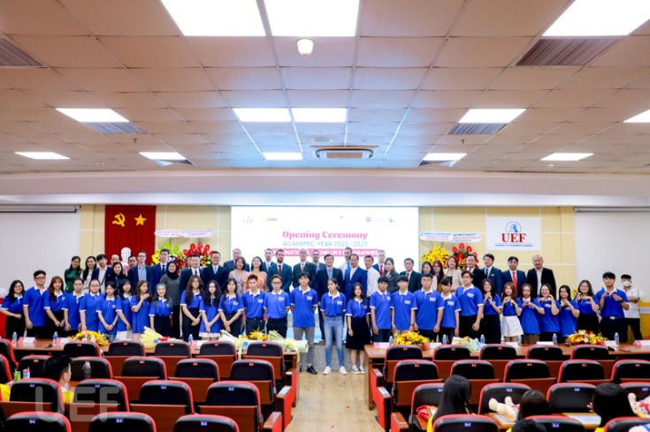 HỌC BỔNG GIÁ TRỊ CHO THÍ SINH XÉT TUYỂN SỚM VÀO CHƯƠNG TRÌNH CỬ NHÂN ANH QUỐC 70