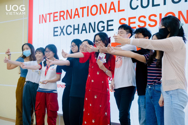 GIAO LƯU VỚI SINH VIÊN SINGAPORE QUA SỰ KIỆN INTERNATIONAL CULTURAL EXCHANGE SESSION 12