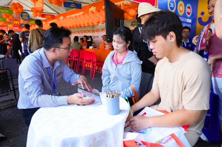 PHỤ HUYNH, THÍ SINH QUAN TÂM CHƯƠNG TRÌNH CỦA GLOUCESTERSHIRE VIETNAM TẠI NGÀY HỘI LỰA CHỌN - XÉT TUYỂN NGUYỆN VỌNG ĐẠI HỌC 2025 36