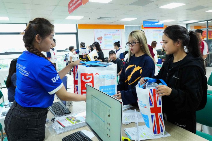 THÍ SINH HÁO HỨC NHÂP HỌC - TRỞ THÀNH TÂN SINH VIÊN GLOUCESTERSHIRE VIETNAM 14