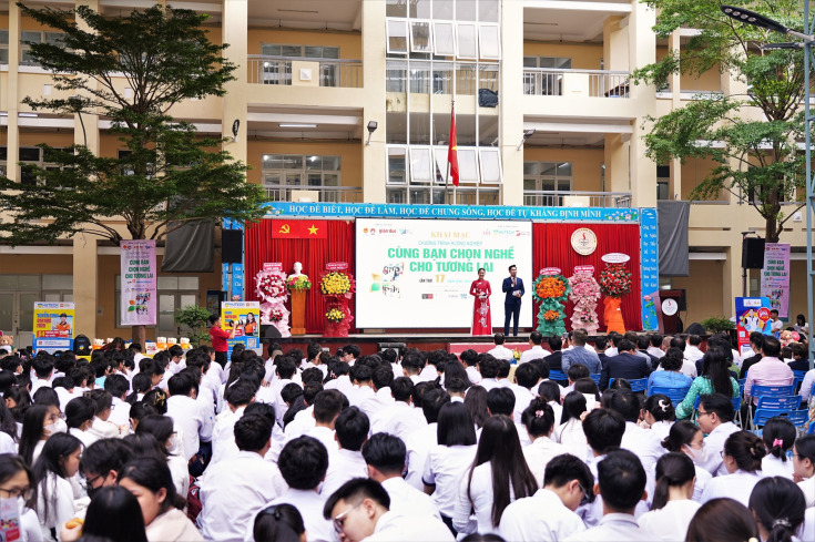 KHỞI ĐỘNG CHƯƠNG TRÌNH TƯ VẤN HƯƠNG NGHIỆP "CÙNG BẠN CHỌN NGHỀ CHO TƯƠNG LAI" LẦN THỨ 17 9