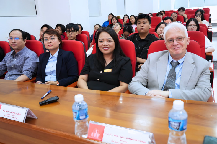 LỄ TRAO HỌC BỔNG CHƯƠNG TRÌNH CỬ NHÂN QUỐC TẾ & WORKSHOP “ỨNG DỤNG AI TRONG HỌC TẬP ĐẠI HỌC HIỆU QUẢ” 14