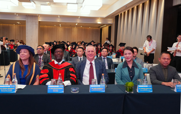 GLOUCESTERSHIRE VIETNAM TỔ CHỨC LỄ BỂ GIẢNG VÀ TRAO BẰNG TỐT NGHIỆP CHƯƠNG TRÌNH CỬ NHÂN ANH QUỐC NĂM 2025 31