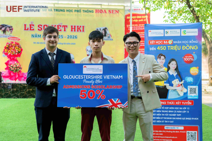 GLOUCESTERSHIRE VIETNAM TRAO HỌC BỔNG TẠI LỄ SƠ KẾT HKI THCS–THPT HOA SEN TP.HCM 21