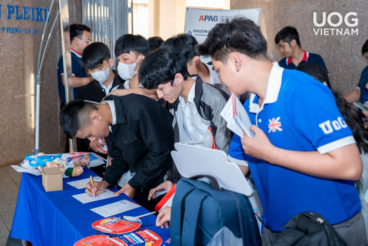 GLOUCESTERSHIRE VIETNAM NỐI TIẾP HÀNH TRÌNH CÙNG HỌC SINH KHU VỰC TÂY NGUYÊN TẠI CHƯƠNG TRÌNH “TIẾP BƯỚC TRƯỜNG THI” 26