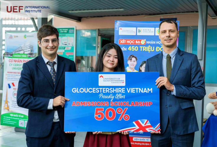 GLOUCESTERSHIRE VIETNAM TRAO HỌC BỔNG TẠI LỄ SƠ KẾT HKI THCS–THPT HOA SEN TP.HCM 30