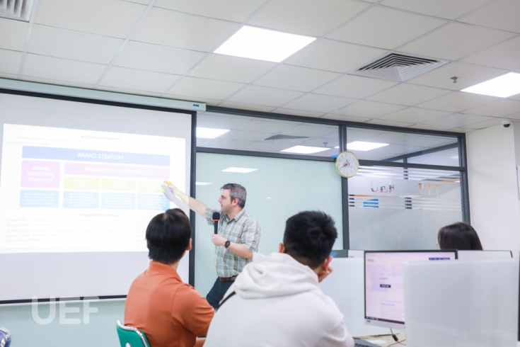 GIÁO SƯ ĐẾN TỪ ĐẠI HỌC GLOUCESTERSHIRE TẬP HUẤN MÔ PHỎNG THƯƠNG HIỆU CHO SINH VIÊN UEF 36