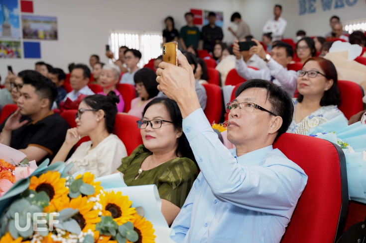 LỄ BẾ GIẢNG VÀ TRAO BẰNG TỐT NGHIỆP CỬ NHÂN QUỐC TẾ NIÊN KHÓA 2019 -2023 43