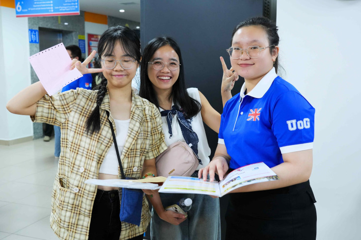 THÍ SINH HÁO HỨC NHÂP HỌC - TRỞ THÀNH TÂN SINH VIÊN GLOUCESTERSHIRE VIETNAM 23