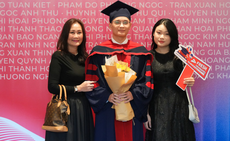 GLOUCESTERSHIRE VIETNAM TỔ CHỨC LỄ BỂ GIẢNG VÀ TRAO BẰNG TỐT NGHIỆP CHƯƠNG TRÌNH CỬ NHÂN ANH QUỐC NĂM 2025 16