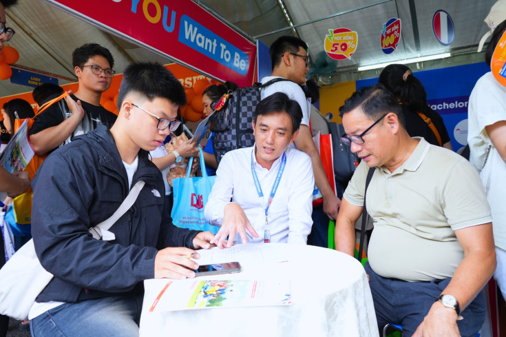 PHỤ HUYNH, THÍ SINH QUAN TÂM CHƯƠNG TRÌNH CỦA GLOUCESTERSHIRE VIETNAM TẠI NGÀY HỘI LỰA CHỌN - XÉT TUYỂN NGUYỆN VỌNG ĐẠI HỌC 2025 30