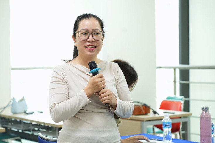 SINH VIÊN NGÀNH TIẾNG ANH VÀ NGÔN NGỮ HỌC NGHIỆM THU CÁC DỰ ÁN CỘNG ĐỒNG ĐẦY Ý NGHĨA 13