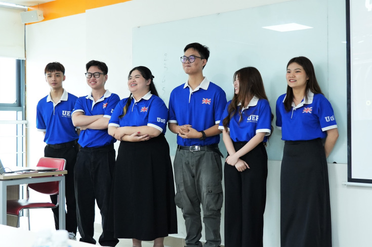 SINH VIÊN GLOUCESTERSHIRE VIETNAM TỰ TIN BÁO CÁO DỰ ÁN TRƯỚC TẬP ĐOÀN S&S GROUP 35