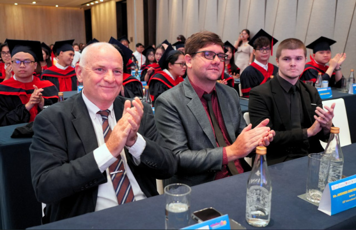 GLOUCESTERSHIRE VIETNAM TỔ CHỨC LỄ BỂ GIẢNG VÀ TRAO BẰNG TỐT NGHIỆP CHƯƠNG TRÌNH CỬ NHÂN ANH QUỐC NĂM 2025 34