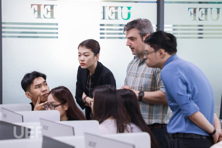 GIÁO SƯ ĐẾN TỪ ĐẠI HỌC GLOUCESTERSHIRE TẬP HUẤN MÔ PHỎNG THƯƠNG HIỆU CHO SINH VIÊN UEF 44