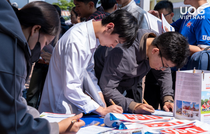 GLOUCESTERSHIRE VIETNAM NỐI TIẾP HÀNH TRÌNH CÙNG HỌC SINH KHU VỰC TÂY NGUYÊN TẠI CHƯƠNG TRÌNH “TIẾP BƯỚC TRƯỜNG THI” 28