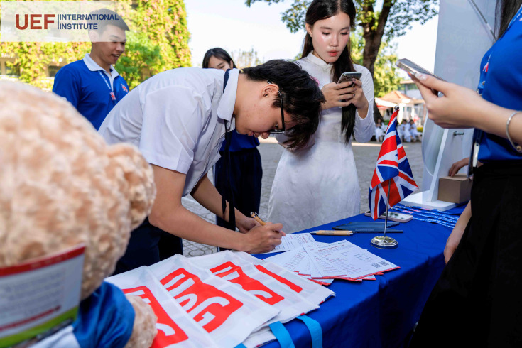 GLOUCESTERSHIRE VIETNAM MANG ĐẾN HÀNH TRÌNH HỌC TẬP TOÀN CẦU CHO HỌC SINH THPT PHÚ NHUẬN 32