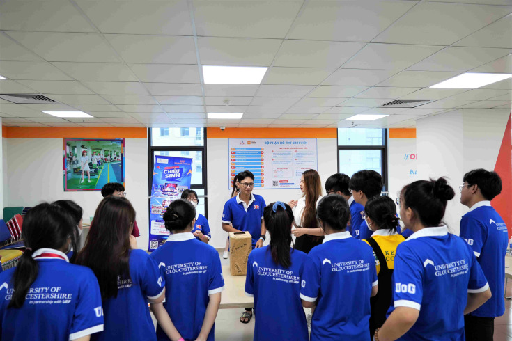 SÔI NỔI HOẠT ĐỘNG TEAM BUILDING DÀNH CHO TÂN SINH VIÊN 12