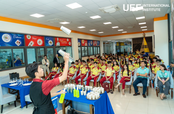 MỘT NGÀY TRẢI NGHIỆM ĐẠI HỌC QUỐC TẾ CỦA HỌC SINH THPT HOA SEN TẠI GLOUCESTERSHIRE VIETNAM 51