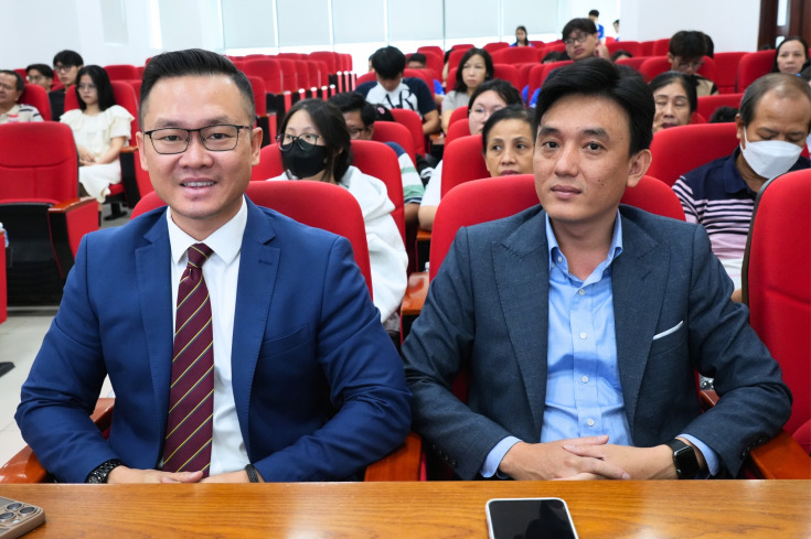 LỄ TRAO HỌC BỔNG CHƯƠNG TRÌNH CỬ NHÂN QUỐC TẾ & WORKSHOP “ỨNG DỤNG AI TRONG HỌC TẬP ĐẠI HỌC HIỆU QUẢ” 12