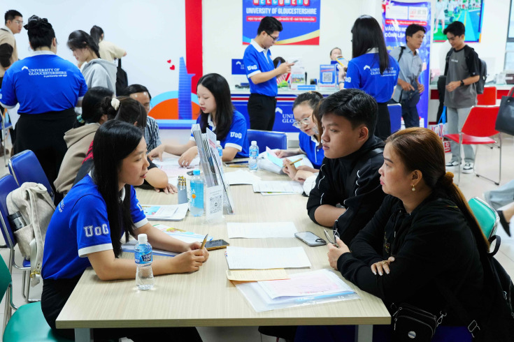THÍ SINH HÁO HỨC NHÂP HỌC - TRỞ THÀNH TÂN SINH VIÊN GLOUCESTERSHIRE VIETNAM 20