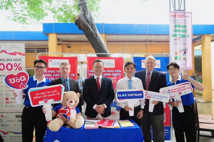 KHỞI ĐỘNG CHƯƠNG TRÌNH TƯ VẤN HƯỚNG NGHIỆP "CÙNG BẠN CHỌN NGHỀ CHO TƯƠNG LAI" LẦN THỨ 16 - NĂM HỌC 2023 - 2024 16