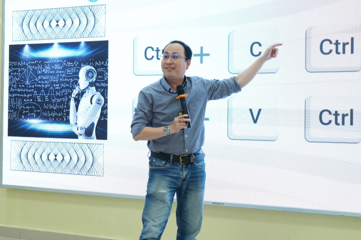LỄ TRAO HỌC BỔNG CHƯƠNG TRÌNH CỬ NHÂN QUỐC TẾ & WORKSHOP “ỨNG DỤNG AI TRONG HỌC TẬP ĐẠI HỌC HIỆU QUẢ” 81